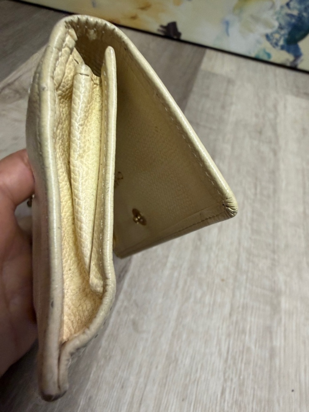 CHANEL Cream Leather Keyring Wallet with Gold CC Emblem - Picture 5 of 7